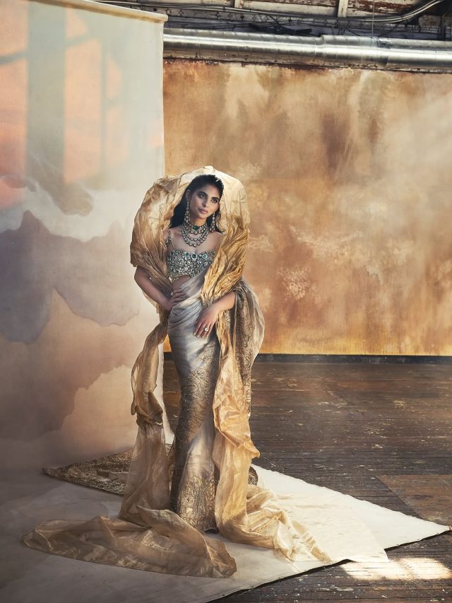 हाथ में ‘आम’ लेकर MET GALA 2026 पहुंची ईशा अंबानी, सोने की साड़ी देख चौंधियाई सबकी आंखें