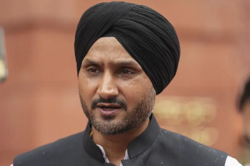 Harbhajan Singh की सुरक्षा पर हाईकोर्ट सख्त, पूछा- 8 की मंजूरी थी तो 15 अतिरिक्त पुलिसकर्मी क्यों तैनात किए?