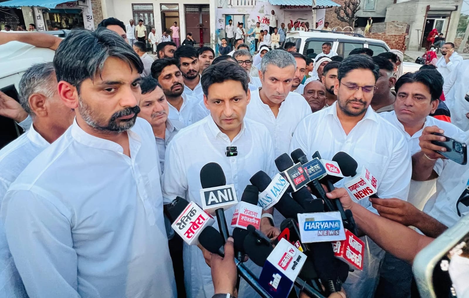 बवानीखेड़ा में पीड़ित परिवारों के बीच पहुंचे सांसद दीपेंद्र हुड्डा, सरकार पर साधा निशाना, बोले- ‘सरकार का काम, गरीबों को बसाना, उजाड़ना नहीं’