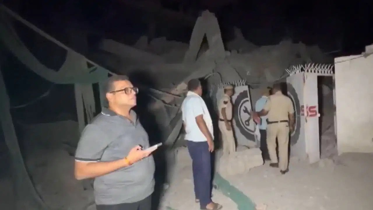 दिल्ली में बड़ा हादसा: साकेत के पास भरभराकर गिरी 5 मंजिला इमारत, मलबे में कई लोगों के फंसे होने की आशंका