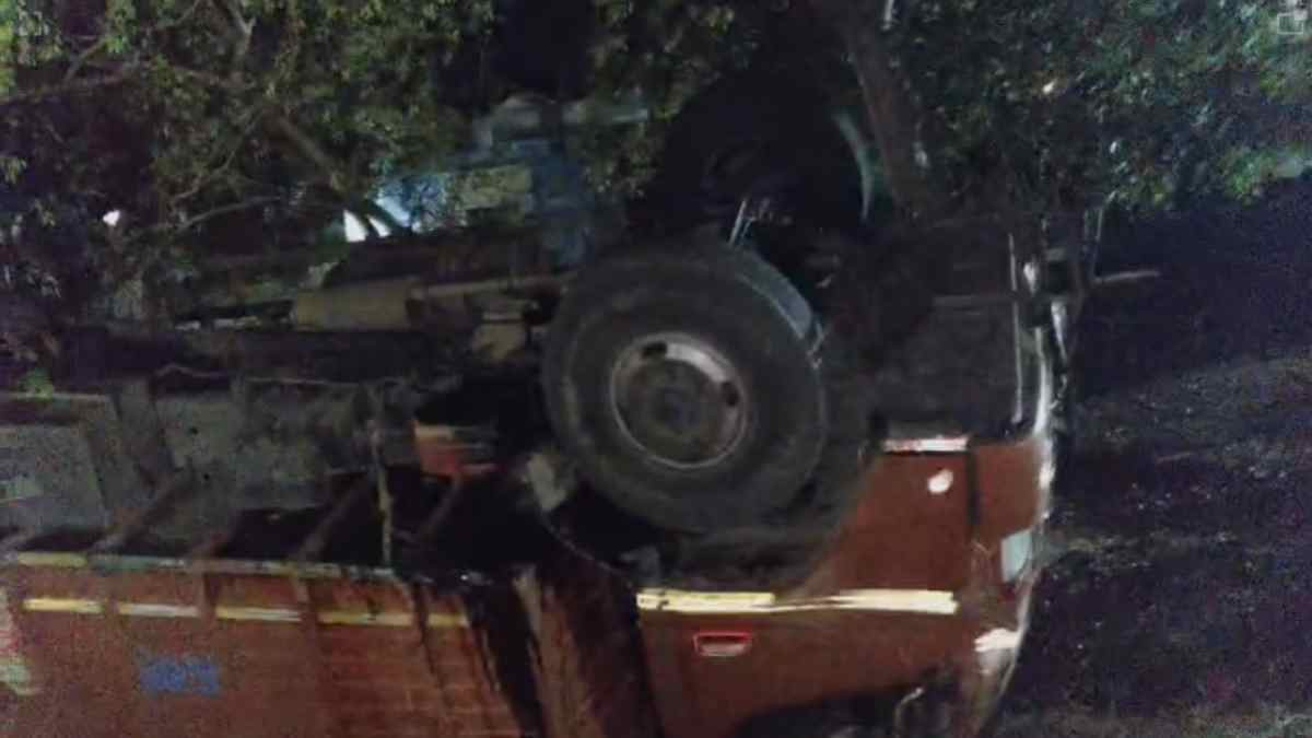 MP में प्याज से लदा ट्रक पलटा, 3 मजदूरों की मौत, 90 डिग्री के अंधे मोड़ की वजह से हुआ भीषण सड़क हादसा