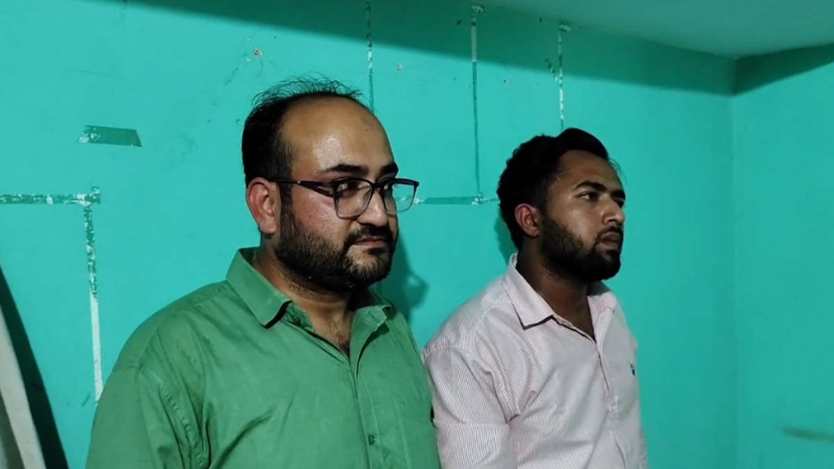 देशी दवाइयों और विदेशी मशीनों से दर्द दूर करने का दावा, फर्जी डॉक्टरों को लोगों ने किया पुलिस के हवाले