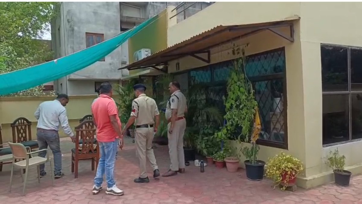स्क्रैप व्यापारी के घर लाखों की चोरी: शादी में गया था परिवार, चोरों ने पीछे से गहने-नगद कर दिए पार