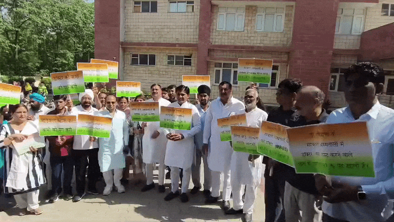 सरकारी अस्पतालों में स्टाफ की भारी कमी, कांग्रेस का प्रदर्शन