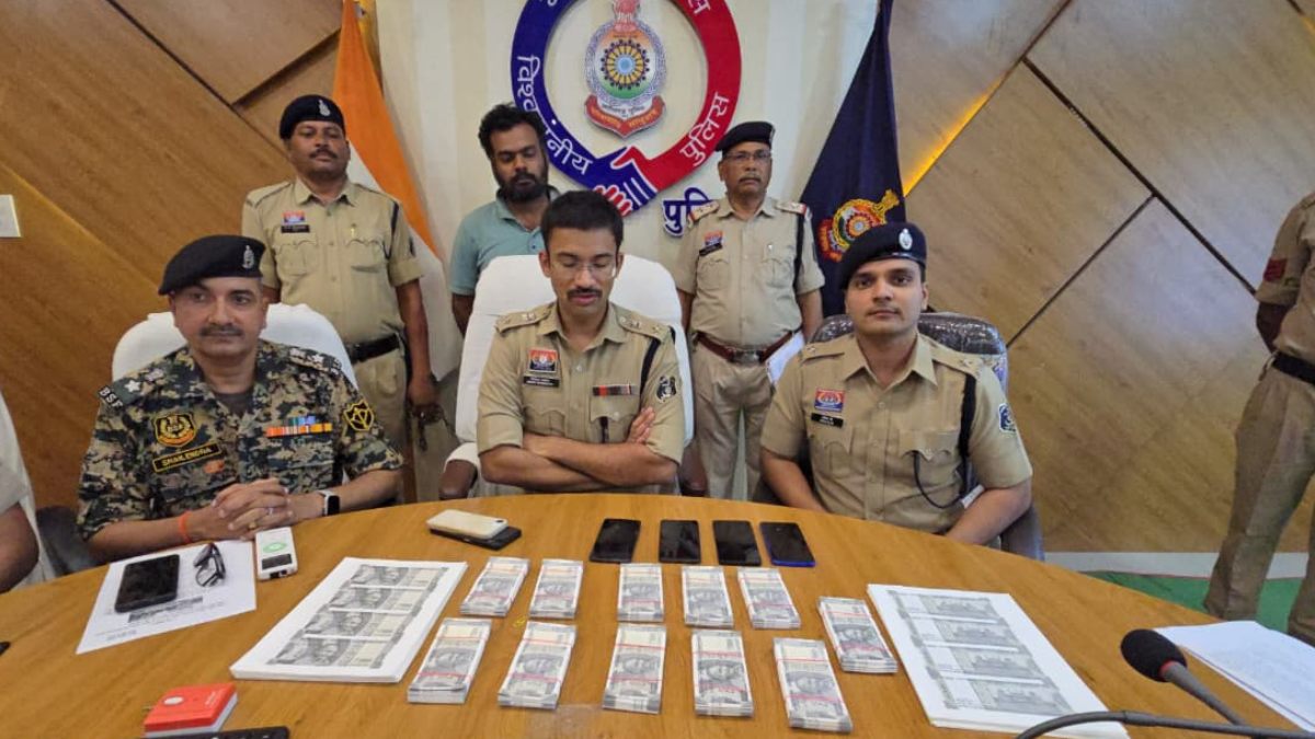 Fake Currency Busted : छत्तीसगढ़ में नकली नोट छापने वाले गिरोह का भंडाफोड़, 6 लाख से अधिक जाली करेंसी के साथ एक आरोपी गिरफ्तार