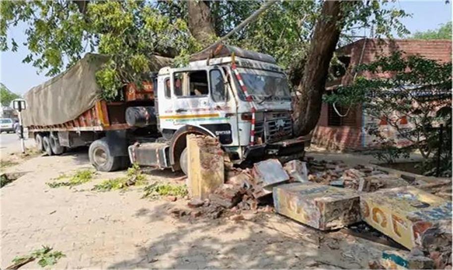 फतेहाबाद में बड़ा हादसा टला: तेज रफ्तार ट्राला स्कूल गेट से टकराया, बाल-बाल बचे लोग