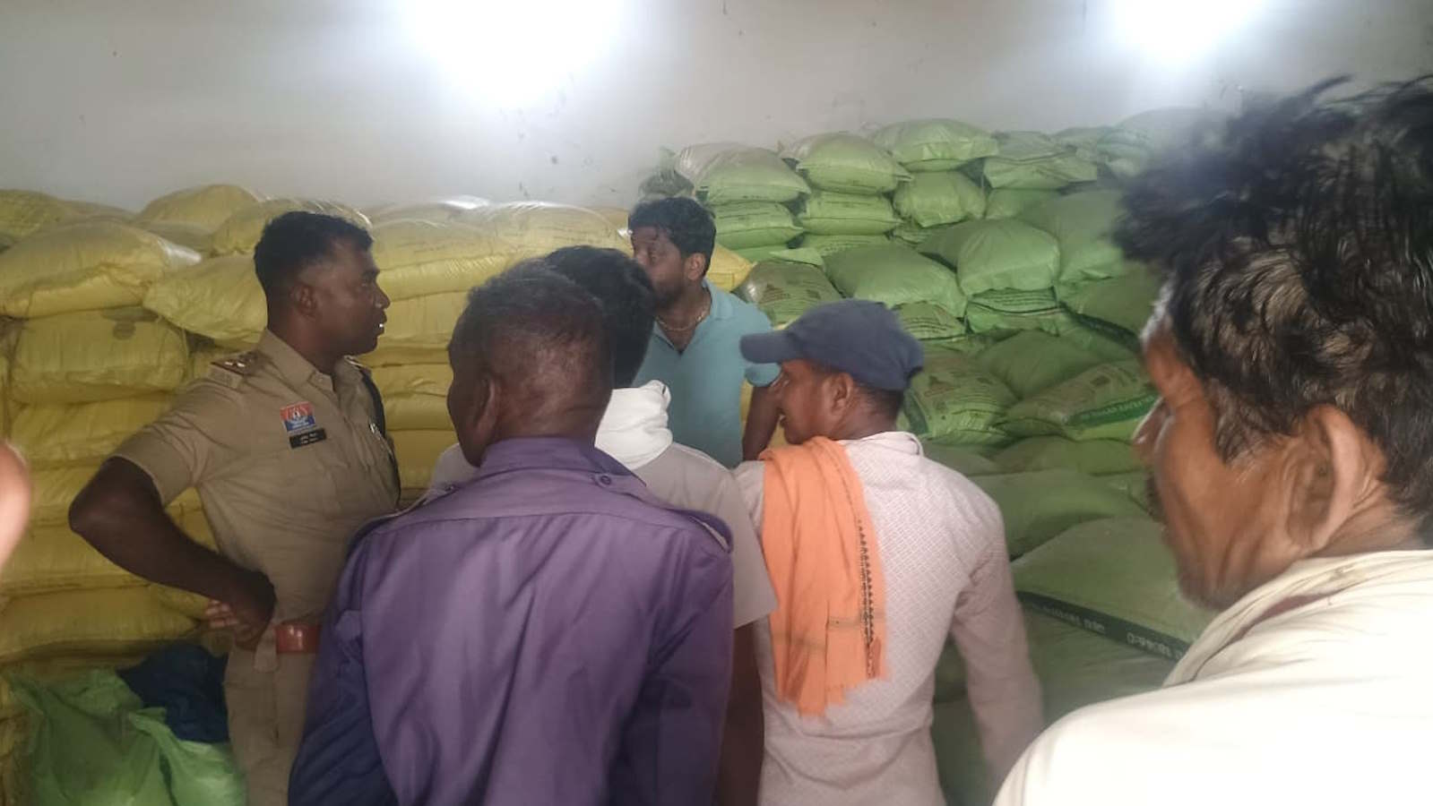 आ गया सीजन! खाद गोदाम से 68 बोरी डीएपी पार, डॉग स्क्वाड की मदद से चोरों की तलाश में जुटी पुलिस…