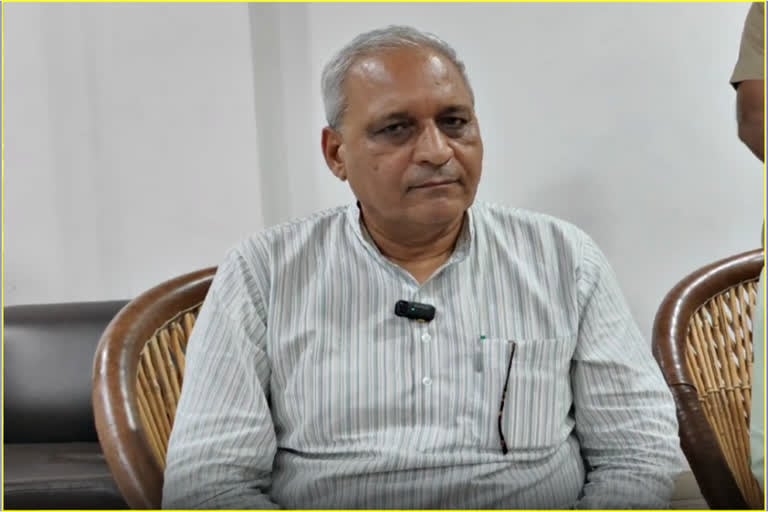 जल संकट पर बड़ा एक्शन: मंत्री रणबीर गंगवा ने चार अधिकारियों को किया सस्पेंड, दो चार्जशीट