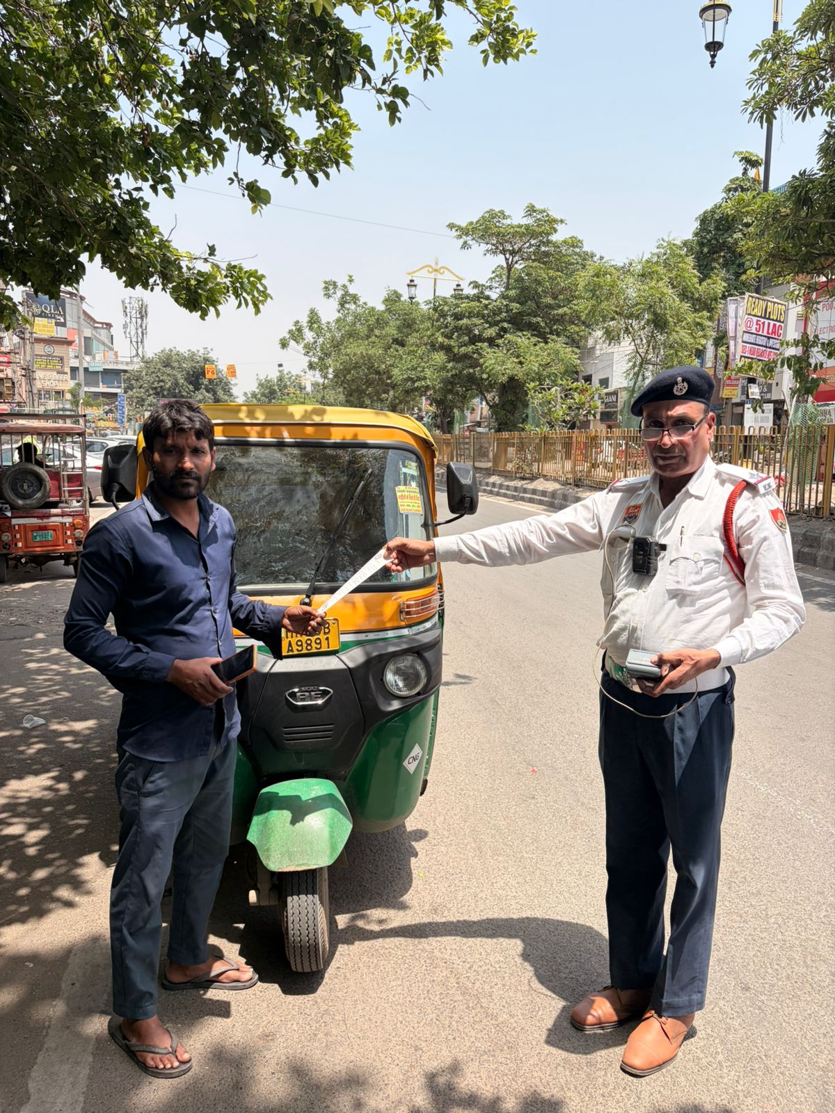 Gurugram Traffic Police: गुरुग्राम में बिना वर्दी दौड़ रहे ऑटो-टैक्सी ड्राइवरों पर एक्शन, 1977 चालान