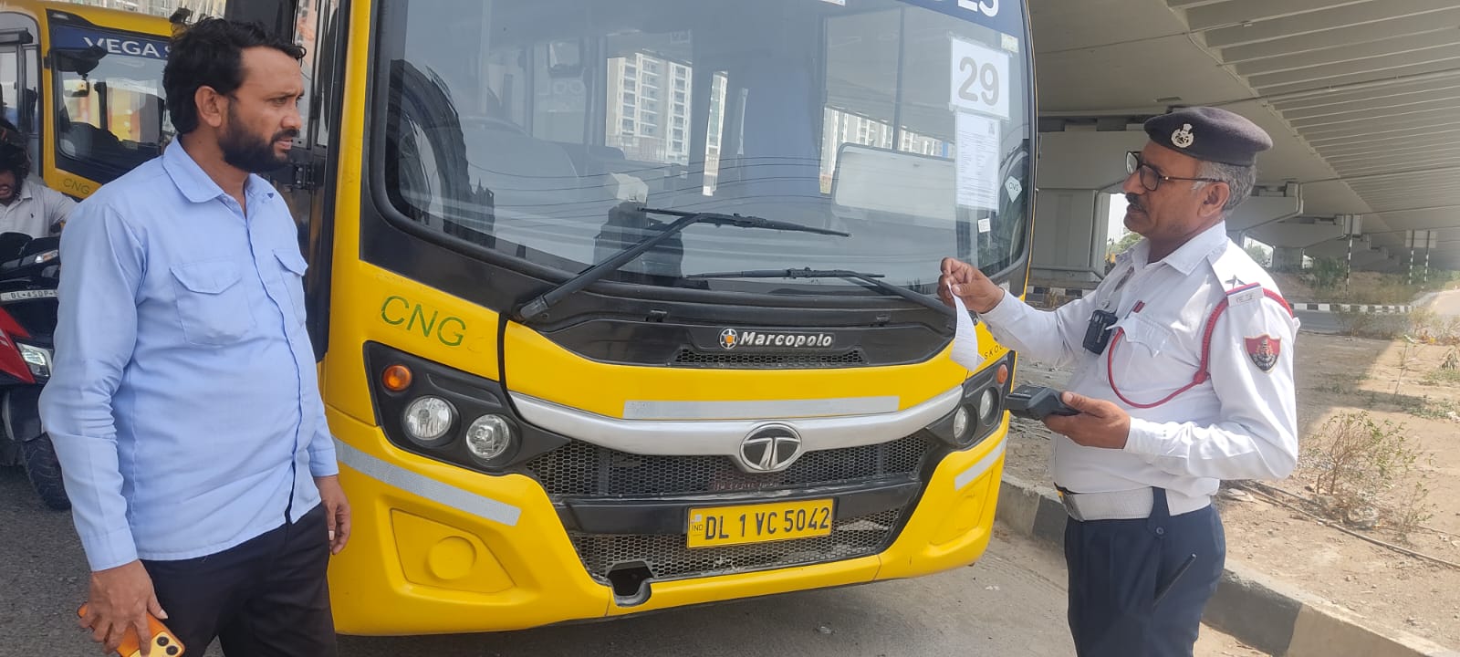 स्कूल बसों पर ट्रैफिक पुलिस का शिकंजा, 69 बसों के चालान; बच्चों की सुरक्षा को लेकर सख्त अभियान