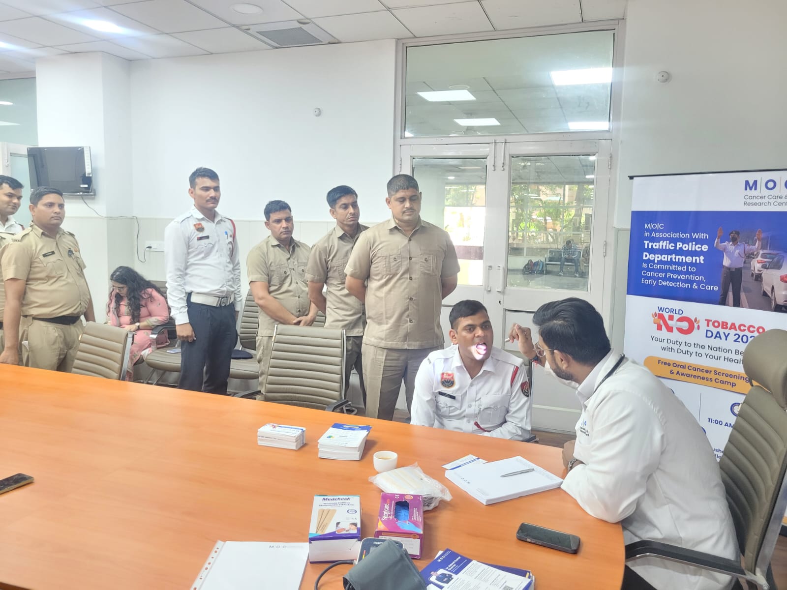 तंबाकू छोड़ो, जिंदगी जोड़ो: ट्रैफिक पुलिस के लिए लगा ओरल कैंसर जांच शिविर