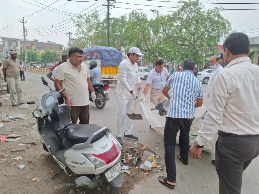 हड़ताल के बीच मिसाल: हांसी में खुद ‘कस्सी-तसला’ लेकर सफाई करने उतरे SDM राजेश खोथ