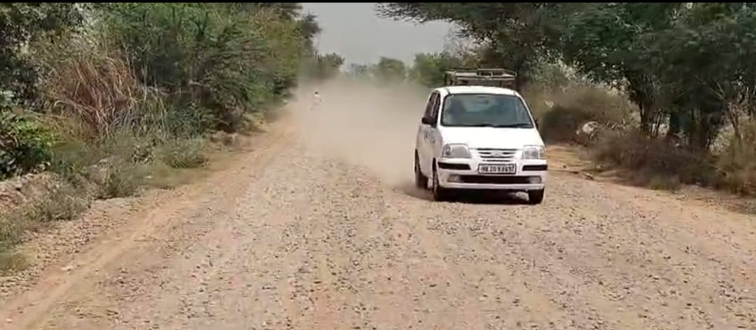 हांसी-तोशाम रोड का निर्माण अधर में, 6 महीने से धूल और गड्ढों से जूझ रहे लोग