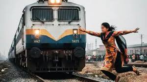 पति की प्रताड़ना से परेशान विवाहिता ने ट्रेन के आगे कूदकर दी जान, भाई को भेजा आखिरी मैसेज