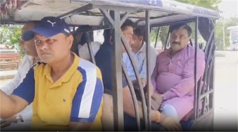 हरियाणा विधानसभा के डिप्टी स्पीकर कृष्ण मिड्डा ई-रिक्शा में पहुंचे सचिवालय, सादगी और ईंधन बचत का दिया संदेश