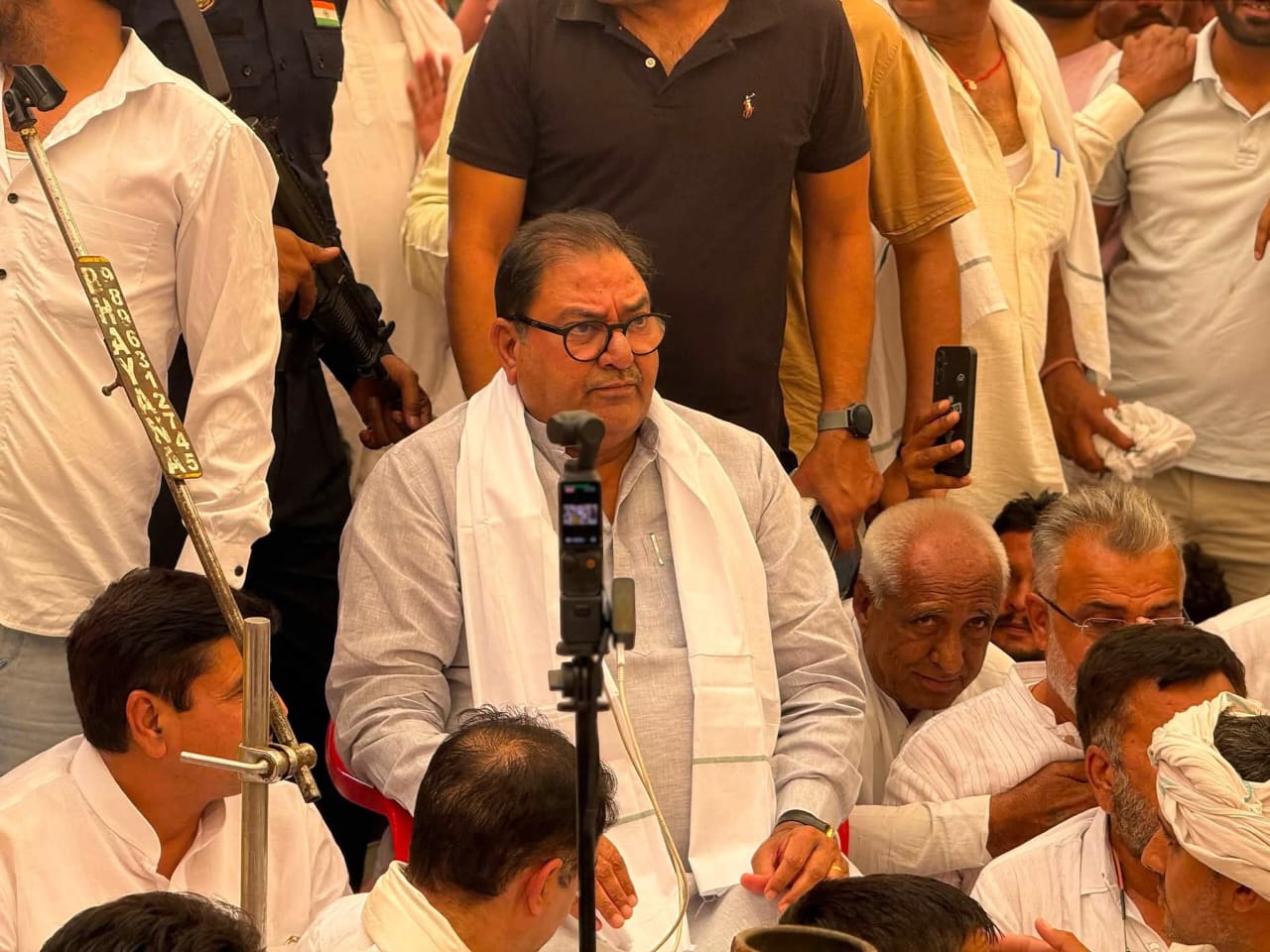 ‘पानी के लिए सड़क पर बैठी जनता, सरकार पूरी तरह फेल’… चैनत पहुंचे अभय चौटाला का बड़ा हमला