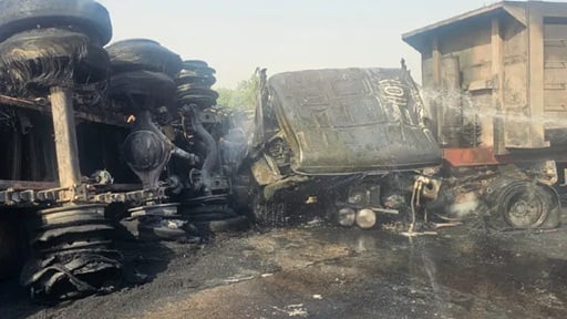 हिसार में दो ट्रकों की भीषण भिड़ंत के बाद लगी आग, केबिन में फंसे ड्राइवर की जिंदा जलकर दर्दनाक मौत