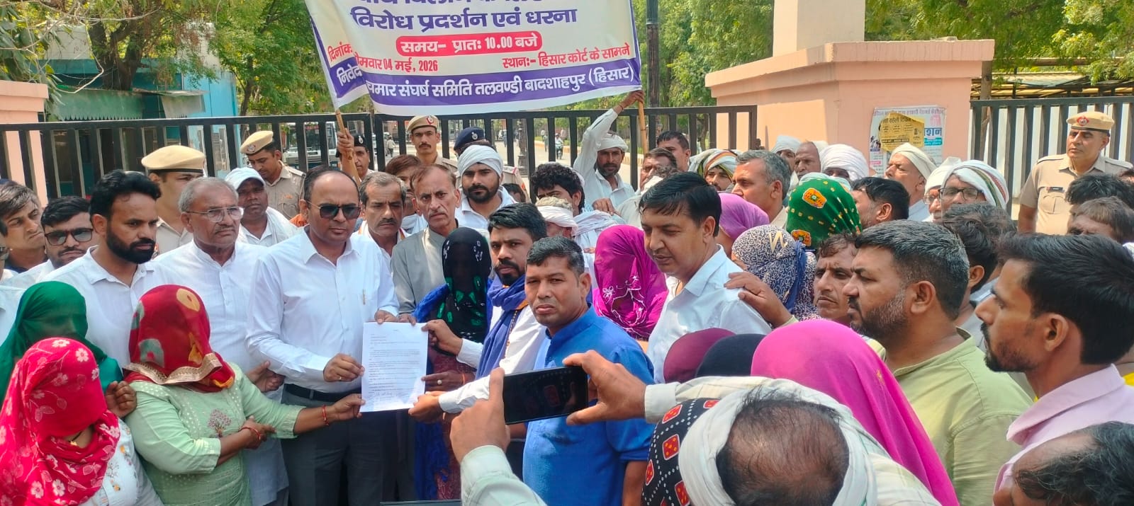 हिसार: लघु सचिवालय की चौखट पर दलित युवक की तेरहवीं, हत्या को ‘हादसा’ बताने पर भड़का समाज