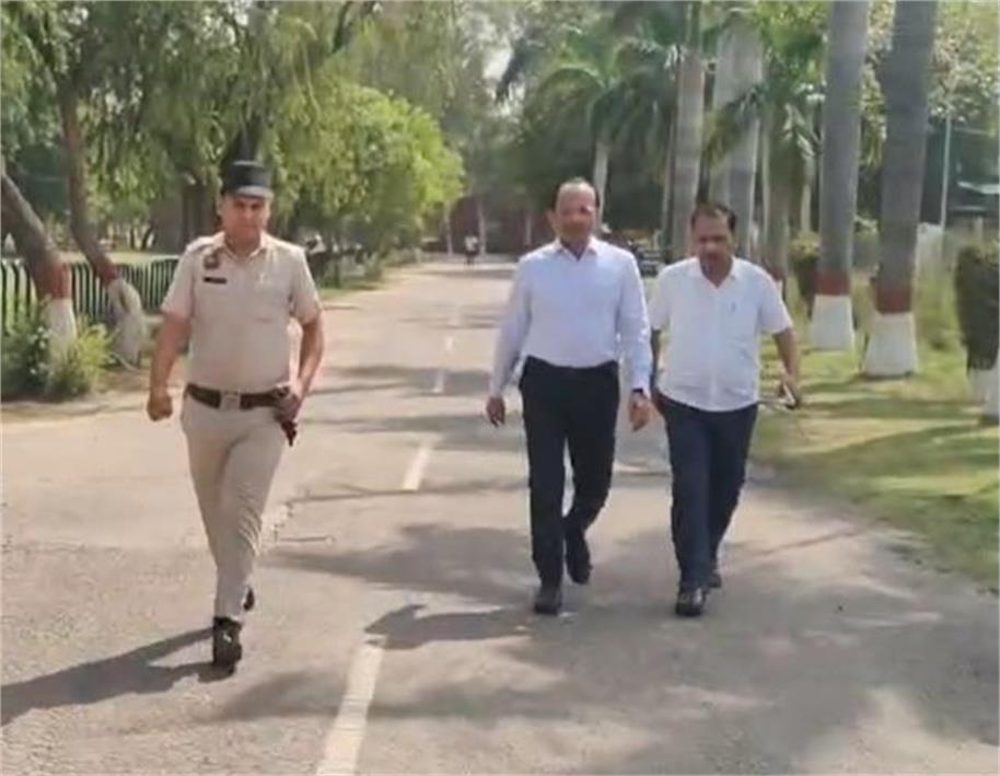 हरियाणा विद्यालय शिक्षा बोर्ड में ईंधन बचत की अनोखी पहल, चेयरमैन डॉ. पवन शर्मा पैदल पहुंचे कार्यालय