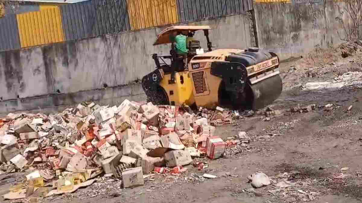 आलीराजपुर में प्रशासन की बड़ी कार्रवाई: 34 हजार लीटर अवैध शराब पर चला बुलडोजर, 44 मामलों की जब्त शराब हुई खत्म