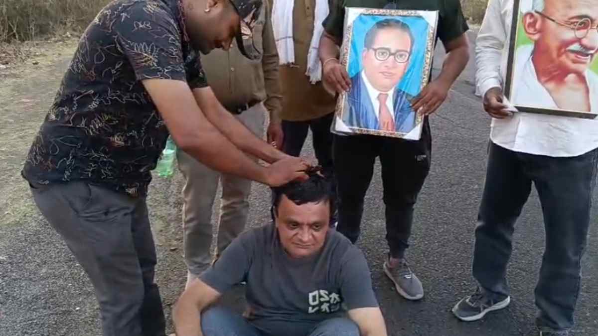 कांग्रेस नेता का अनूठा प्रदर्शन: भ्रष्टाचार की निशानी जर्जर सड़क पर बैठकर कराया मुंडन, दोषियों पर जल्द कार्रवाई की मांग