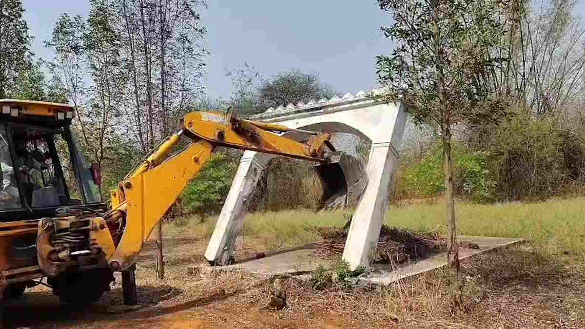 मनगट्टा में 150 एकड़ पर अवैध प्लाटिंग! चला प्रशासन का बुलडोजर, प्रवेश द्वार, सड़क के साथ हटाए अन्य निर्माण…