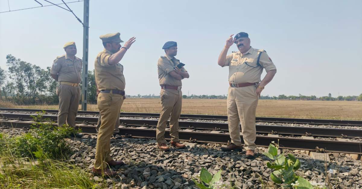‘कानून राज’ में खुलेआम हत्या, डीडीयू-ताड़ीघाट पैसेंजर ट्रेन में युवक को गोली मार शव फेंका