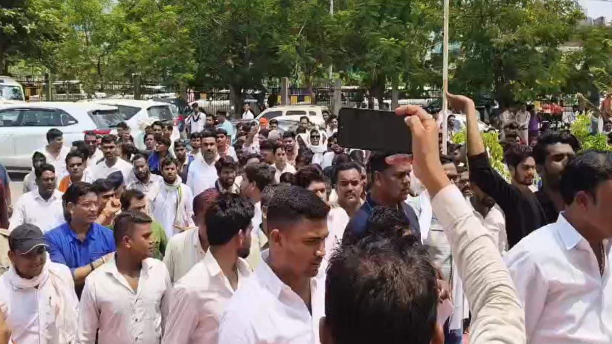 आरंग में भारी तनाव : गौ सेवक पर मारपीट का आरोप, सतनामी समाज ने घेरा थाना, भारी पुलिस बल तैनात