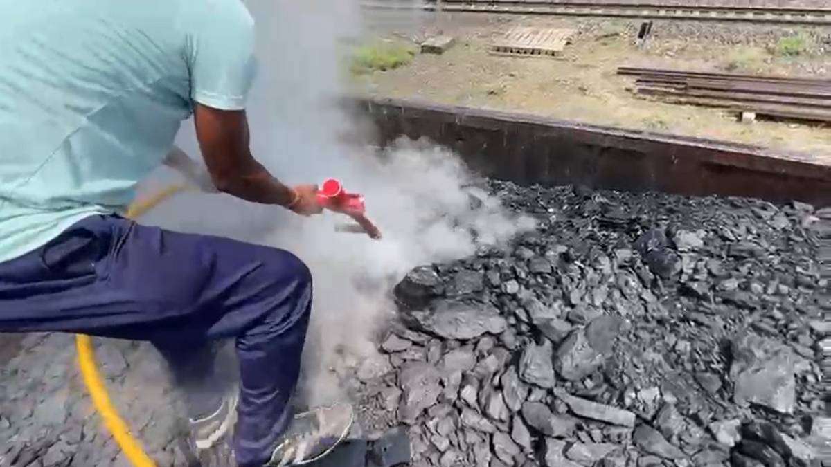 CG News : कोयला लदी मालगाड़ी के वैगन में लगी आग, मचा हड़कंप, देखें Video…