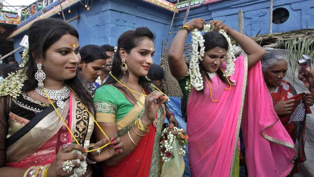 किन्नरों की मनमानी पर ग्रामीणों का बड़ा फैसला, बधाई राशि तय करने को लेकर प्रशासन को सौंपा ज्ञापन