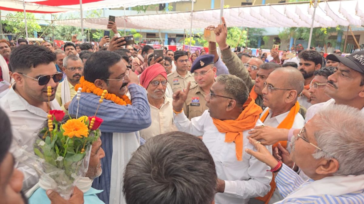 सुशासन तिहार का ग्रामीणों ने किया बहिष्कार : प्रशासन पर जनसमस्याओं का निराकरण नहीं करने का आरोप, कांग्रेस नेता ने अधिकारियों से मांगा जवाब