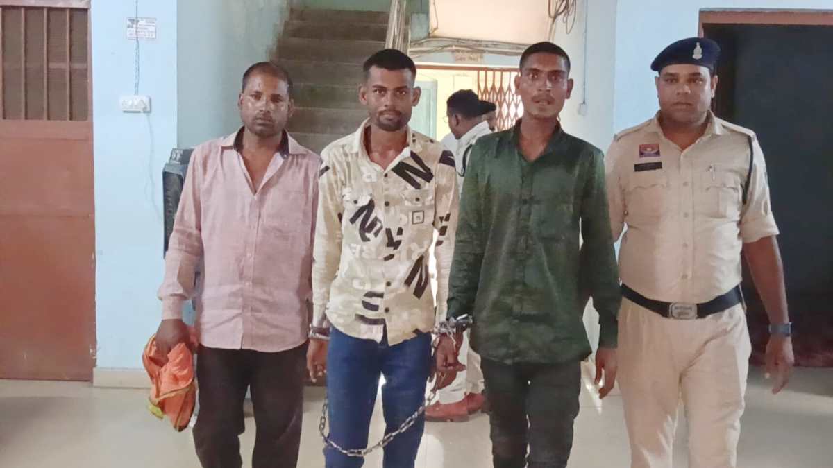 CG News : टाटा मैजिक से गौवंश की तस्करी का भंडाफोड़, आदतन आरोपी समेत पांच आरोपी गिरफ्तार