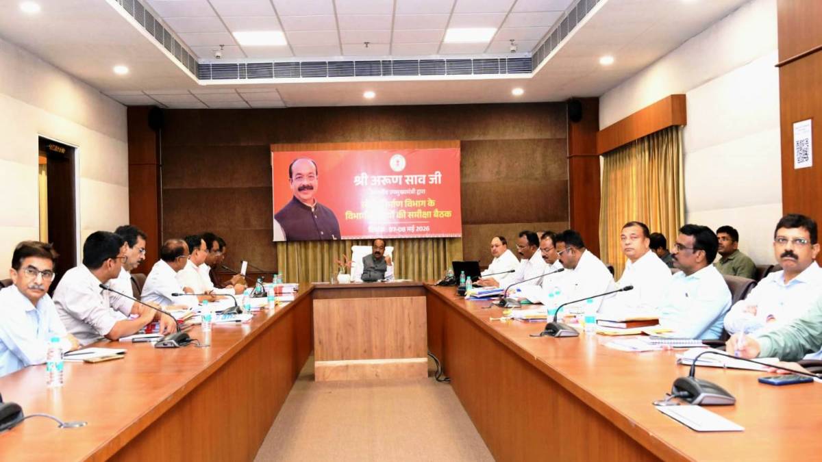 डिप्टी सीएम अरुण साव ने ली समीक्षा बैठक, कहा – सड़कों की खराब स्थिति पर अफसरों के खिलाफ होगी कार्रवाई, ठेकेदारों से तत्काल मरम्मत कराएं