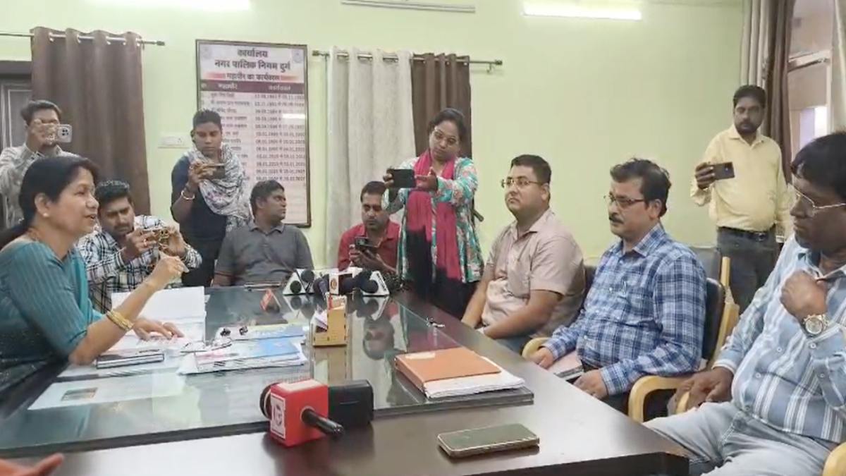 दुर्ग निगम में हाईवोल्टेज ड्रामा : महापौर पर अधिकारियों को बंधक बनाने का आरोप, पुलिस ने केबिन से बाहर निकाला, जानिए पूरा मामला…