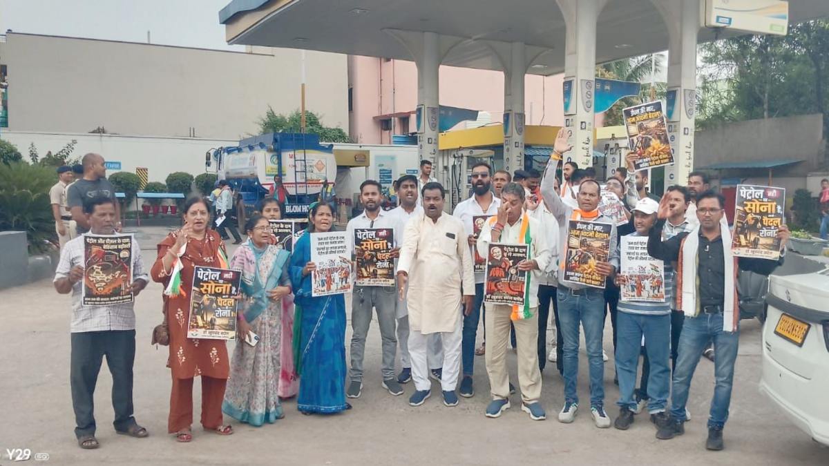 पेट्रोल-डीजल संकट काे लेकर कांग्रेसियों ने किया प्रदर्शन, कहा – व्यवस्था बनाने में सरकार फेल