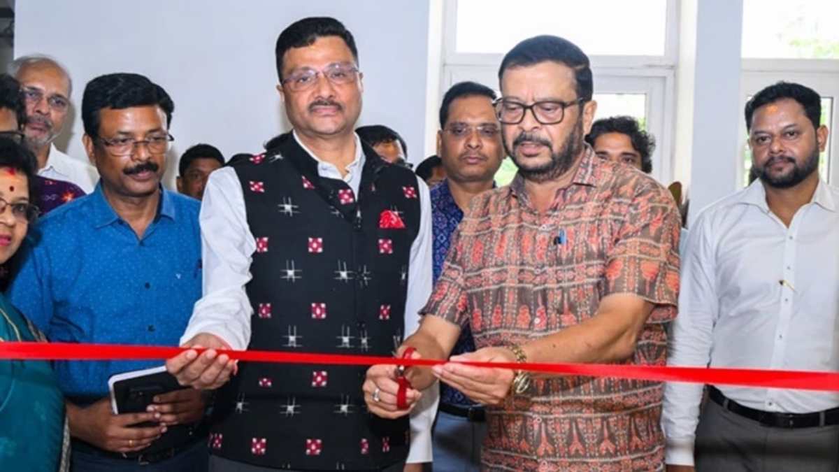 मंत्री पुजारी ने किया आपदा प्रबंधन विभाग के नए सम्मेलन कक्ष का उद्घाटन, समय पर काम पूरा करने वाले अफसर हुए सम्मानित