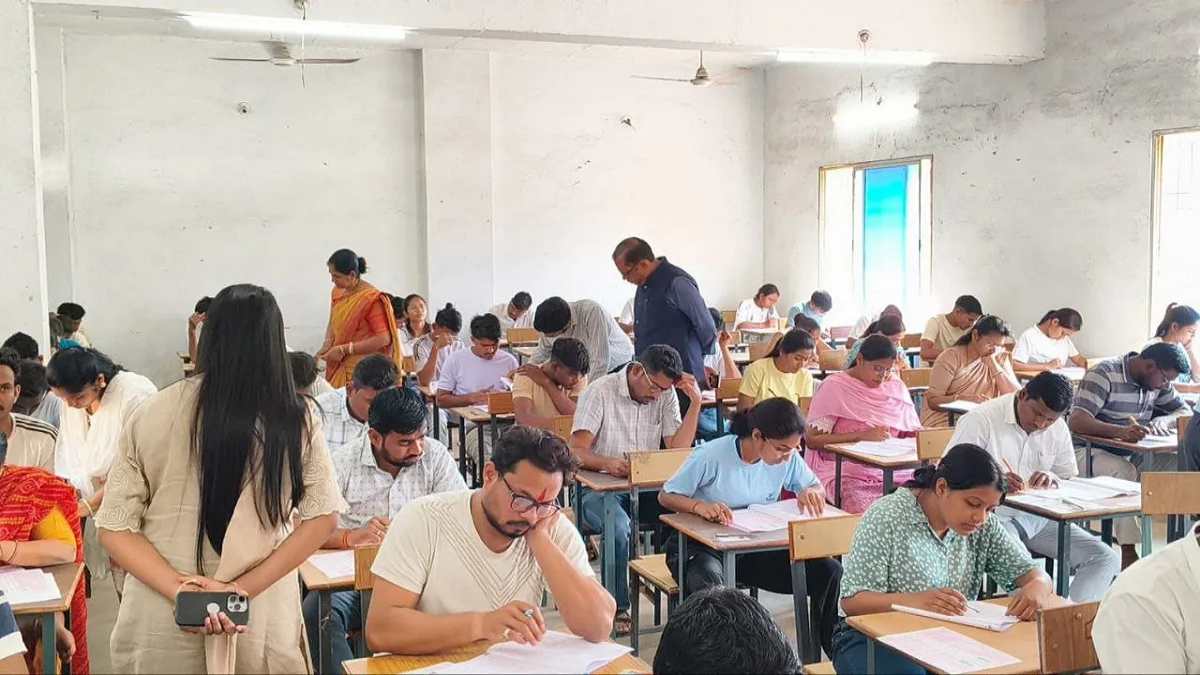 CG News : एक साथ दो परीक्षाएं होने से छात्रों की बढ़ी परेशानी, शिक्षा मंत्री से की परीक्षा तिथि बदलने की मांग