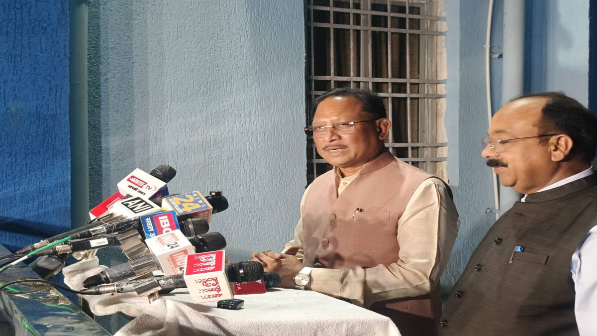 सीएम और दोनों डिप्टी गुवाहाटी रवाना, साय ने कहा – असम में तीसरी बार बनी BJP की सरकार, हिमंता सरकार के शपथ ग्रहण में होंगे शामिल