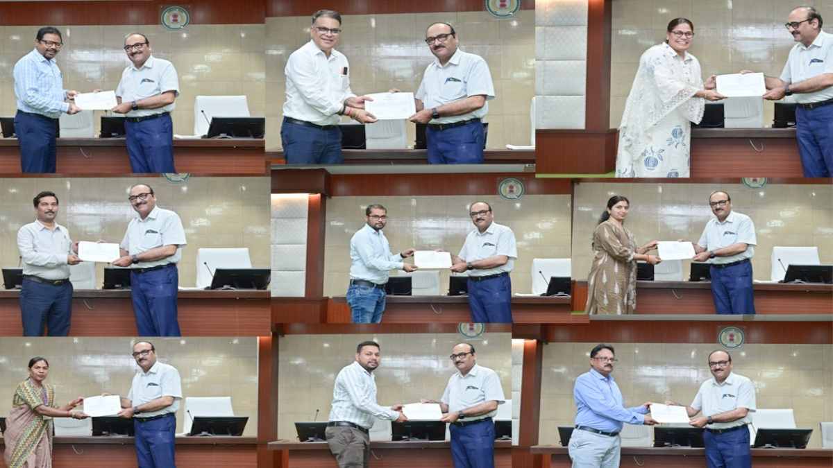 प्रशासनिक दक्षता का सम्मान : मुख्य सचिव ने ई-ऑफिस और समयबद्धता के लिए अधिकारियों-कर्मचारियों को नवाजा