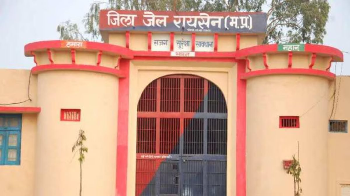 जिला जेल में महिला बंदी ने दी जान: दहेज प्रताड़ना के मामले में थी बंद, बैरक में साड़ी का फंदा बनाकर झूली