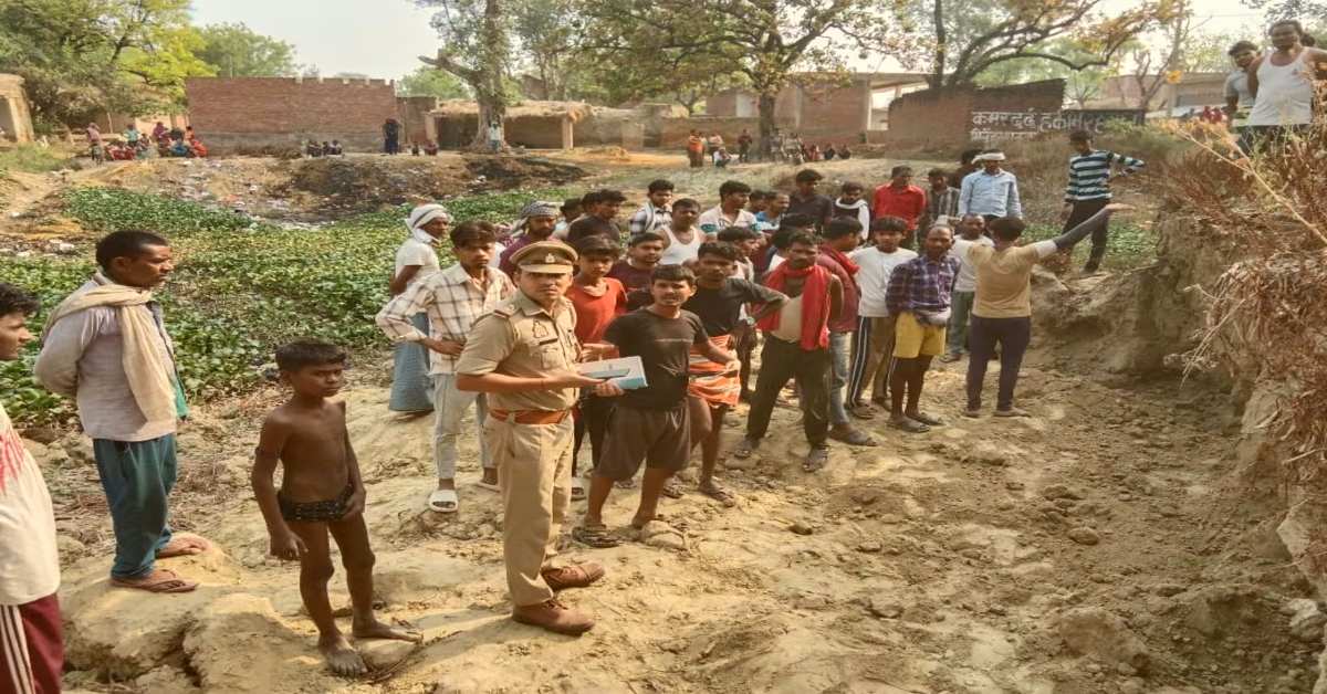 मिट्टी में मिल कई जिंदगियां! 8 महिलाओं के ऊपर भर-भराकर गिर मिट्टी का टीला, मची चीख-पुकार, मां-बेटी समेत 3 की मौत