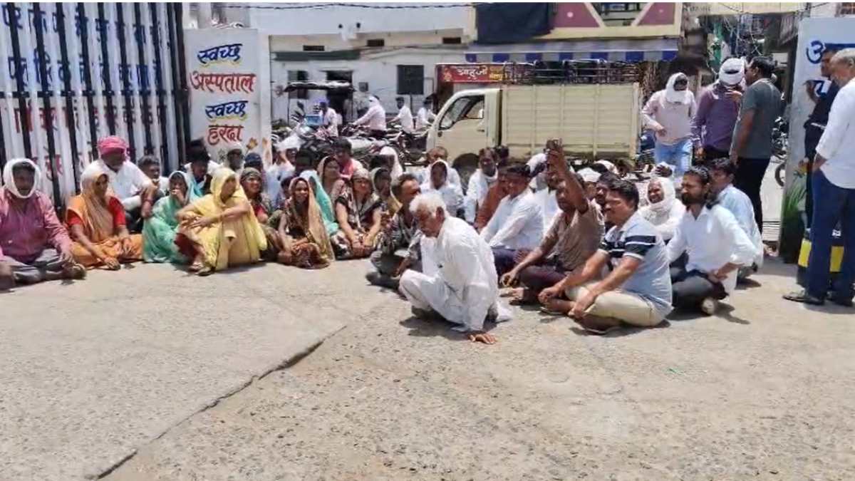 थाने में मौत के बाद बवाल: गौकशी मामले में पूछताछ के लिए लाए व्यक्ति ने खाया जहर, धरने पर बैठे ग्रामीण, विधायक भी पहुंचे