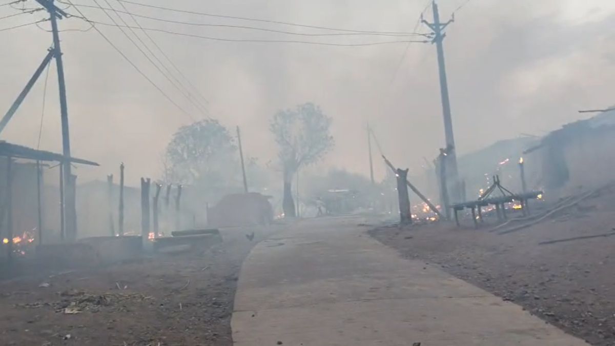 भीषण आगजनीः गैस सिलेंडर के धमाकों से दहला गांव, आग ने 20 घरों को लिया चपेट में, मची अफरा-तफरी, सब कुछ जलकर खाक