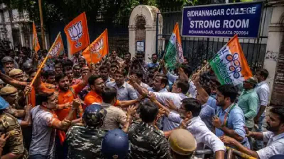 बंगाल में रिजल्ट के पहले बिधाननगर स्ट्रॉन्ग रूम के बाहर BJP-TMC समर्थकों में झड़प, काउंटिंग से पहले बढ़ा तनाव