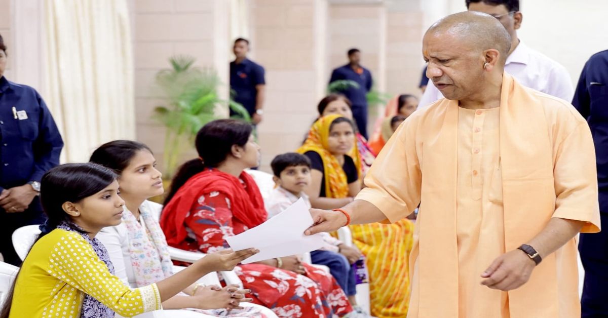 संवेदनशील शासन, त्वरित समाधान… जनता दर्शन में सीएम योगी ने सुनी लोगों की समस्याएं