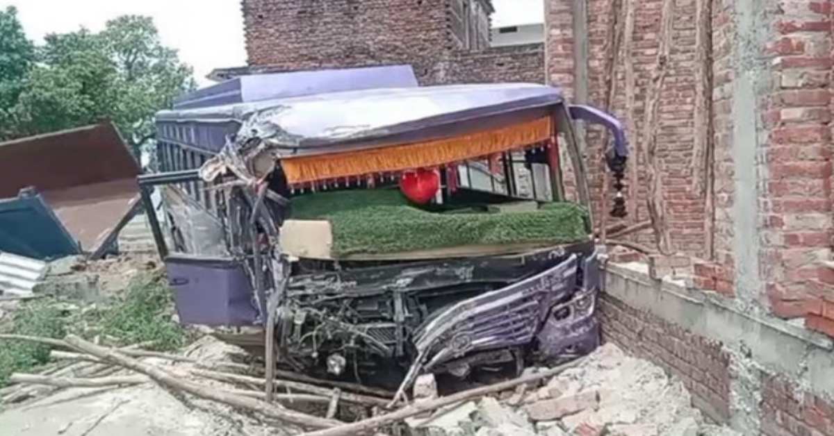सड़क, सफर और खौफनाक मंजरः खंभे को तोड़ते हुए डंपर से जा भिड़ी बस, फिर निर्माधीन मकान में घुसी, 30 यात्रियों का जो हाल हुआ…