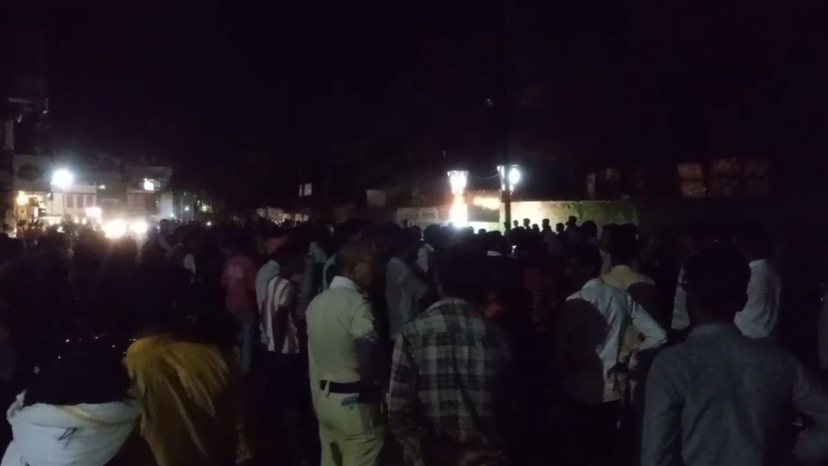 विदिशा में दो समुदायों में खूनी संघर्ष: भैंस के बच्चे से बाइक टकराने पर बवाल, जमकर हुई पत्थरबाजी और तोड़फोड़, भारी पुलिस बल तैनात