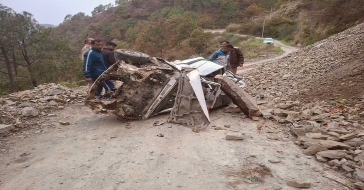 एक झटके में 3 जिंदगी खत्मः 150 मीटर गहरी खाई में जा गिरी कार, तीन युवकों की उखड़ी सांसें