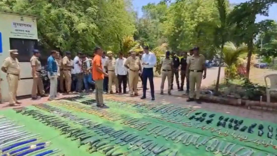 महाराष्ट्र में 4796 धारदार हथियारों का जखीरा मिला, हजारों तलवारें और खंजर देख पुलिस के उड़े होश