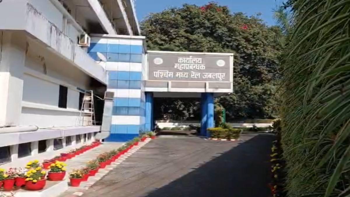 रेलवे में VIP कोटे की टिकटों में फर्जीवाड़ा मामलाः पांच साल से एक ही शाखा में पदस्थ रहा निलंबित कर्मचारी
